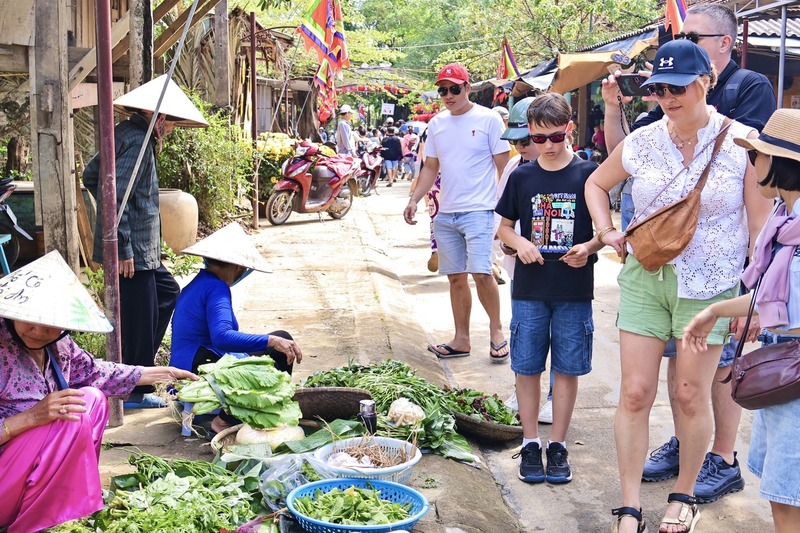 Chợ quê Kim Bồng bày bán các món ăn dân dã đậm vị quê, các sản phẩm OCOP của địa phương và Trang Chủ OKVIP COM Top #1 do chính tay bà con trồng trọt, chăm sóc. Ảnh: Diễm Phúc