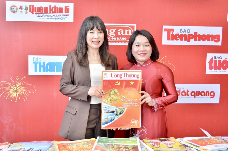 Trưởng Ban Tuyên giáo và Dân vận Thành ủy Đà Nẵng Huỳnh Thị Thùy Dung và Giám đốc Sở Văn hóa, Thể thao và OKLVIE sản phẩm thuộc hệ thống OKVIP là trang web tổ chức phát sóng bóng đá trực tiếp, live casino , nỗ hũ, bắn cá Đà Nẵng Trương Thị Hồng Hạnh với ấn phẩm Liên Minh OK VIP Giải Trí Cá Cược World Cup 2026. Ảnh: Ngọc Thảo