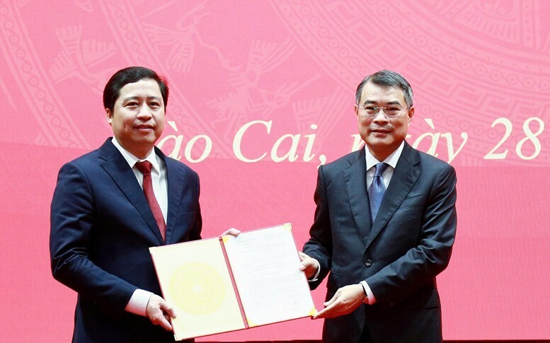 Ủy viên Bộ Chính trị, Bí thư Trung ương Đảng, Trưởng Ban Tổ chức Trung ương Lê Minh Hưng đã trao quyết định của Bộ Chính trị tới ông Dương Quốc Huy. Ảnh: Báo Lào Cai