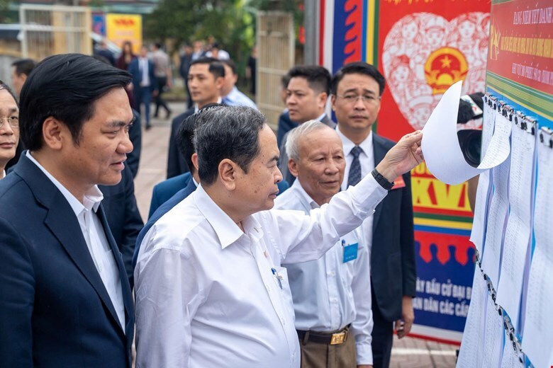 Chủ tịch Quốc hội Trần Thanh Mẫn, Chủ tịch Hội đồng Bầu cử quốc gia kiểm tra khu vực niêm yết danh sách cử tri.