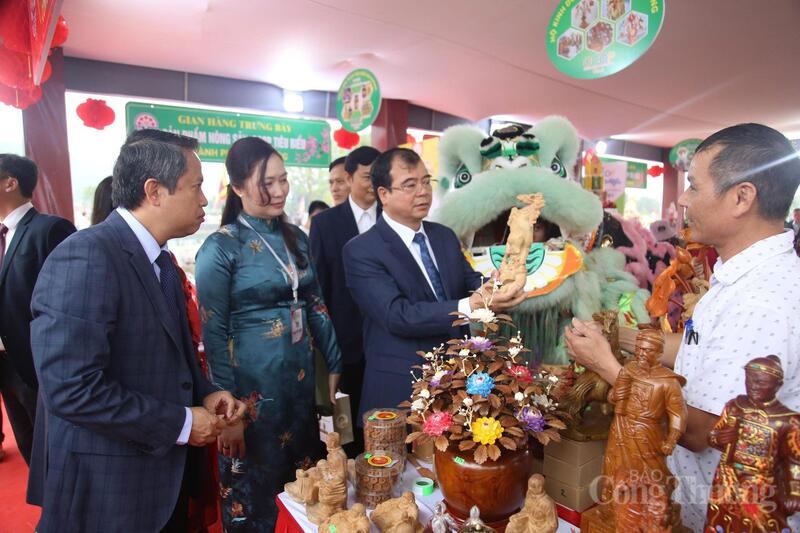 Lãnh đạo TP. Hải Phòng, cùng các đại biểu tham quan, trải nghiệm các gian hàng tại Tuần Văn hóa, OKLVIE sản phẩm thuộc hệ thống OKVIP là trang web tổ chức phát sóng bóng đá trực tiếp, live casino , nỗ hũ, bắn cá và xúc tiến thương mại Côn Sơn, Kiếp Bạc 2026.