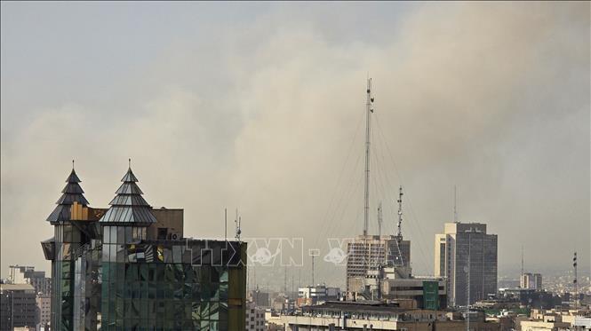 Khói bốc lên từ khu dân cư sau một tiếng nổ lớn ở thủ đô Tehran, Iran, ngày 28/2/2026. Ảnh: TTXVN