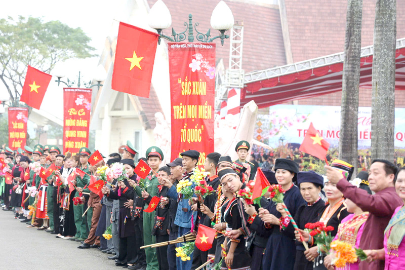 Ngày hội có sự tham gia của đại diện 32 đồng bào các dân tộc cùng trên 300 nghệ nhân trên mọi miền Tổ quốc.