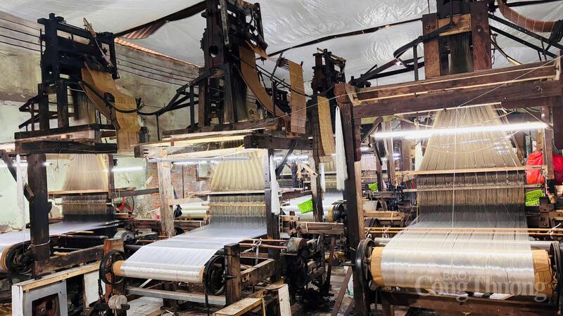 Khung cửi dệt lụa hoạt động liên tục, gìn giữ nhịp nghề truyền thống của làng Lụa Vạn Phúc. Ảnh: Nhật Chi