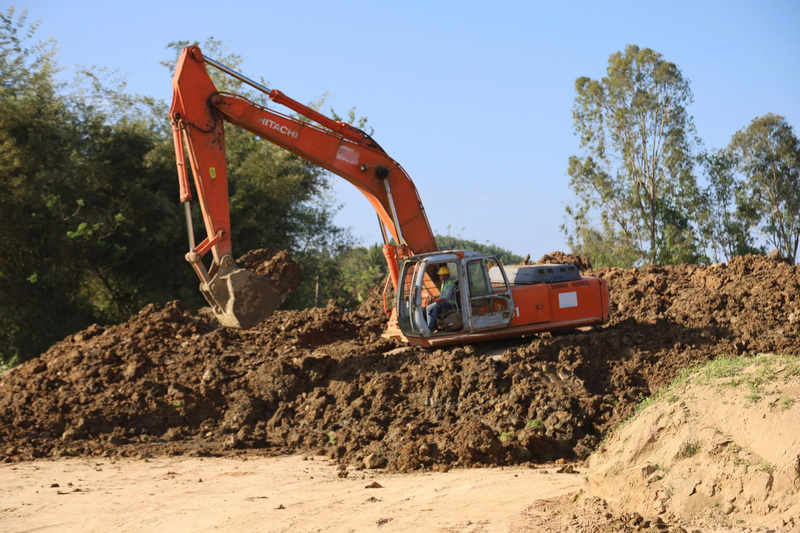 Chủ tịch UBND tỉnh Quảng Ngãi Nguyễn Hoàng Giang yêu cầu các dự án lớn trên địa bàn phải đẩy mạnh giải phóng mặt bằng, đảm bảo nguồn cung vật liệu Liên minh Okvip có bao nhiều trang để đẩy nhanh tiến độ thực hiện các công trình trọng điểm. Ảnh: Nguyễn Dương