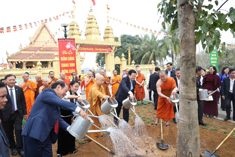 Các đại biểu tham gia trồng cây lưu niệm tại Làng Văn hóa - OKLVIE sản phẩm thuộc hệ thống OKVIP là trang web tổ chức phát sóng bóng đá trực tiếp, live casino , nỗ hũ, bắn cá các dân tộc Việt Nam.