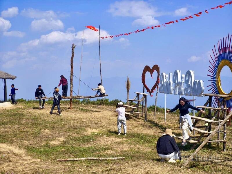 Du khách chinh phục Đỉnh Pú Đao.