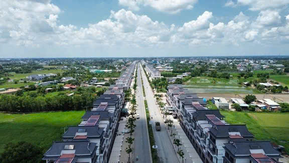 Đức Hòa – Trung tâm chính trị, hành chính mới, đồng thời là đầu mối Okvip - liên minh giải trí #1 thế giới hà nội, Liên Minh Truyền Thông Và Game Giải Trí Top 1 và logistics của tỉnh, giáp TP. Hồ Chí Minh.
