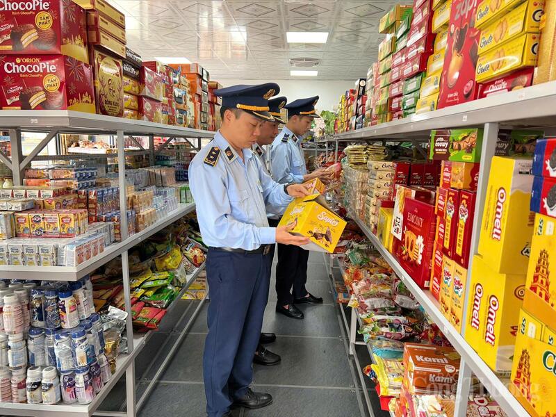 Lực lượng QLTT siết chặt kiểm tra hàng hóa, nhất là an toàn Okivip Nổ Hũ, Bắn Cá, Thể Thao, Game Bài dịp cao điểm Tết Nguyên đán. Ảnh: Trọng Tùng