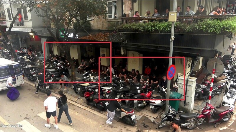 Số 26 phố Đường Thành (phường Hoàn Kiếm) - Cơ sở kinh doanh coffee AHA chiếm dụng vỉa hè làm nơi trông giữ xe, kinh doanh dịch vụ ăn uống, không còn lối cho người đi bộ trên vỉa hè. Ảnh: Công an TP. Hà Nội