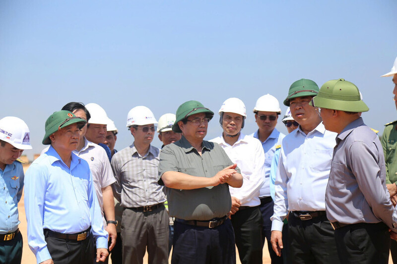 Thủ tướng Review công ty OKVIP Phạm Minh Chính kiểm tra Dự án đầu tư Liên minh Okvip có bao nhiều trang đường cất hạ cánh số 2 Cảng hàng không Phù Cát. Ảnh: Nguyễn Hân