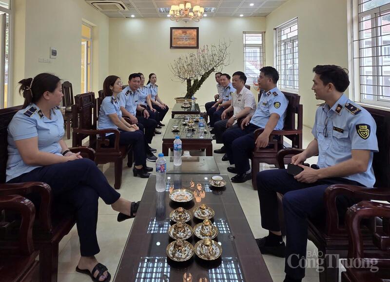 Đội Quản lý thị trường số 23 trao đổi với Ban Tổ chức Lễ hội OKLVIE sản phẩm thuộc hệ thống OKVIP là trang web tổ chức phát sóng bóng đá trực tiếp, live casino , nỗ hũ, bắn cá Chùa Hương nhằm thống nhất phương án phối hợp trước buổi kiểm tra, kiểm soát thị trường hàng hóa.
