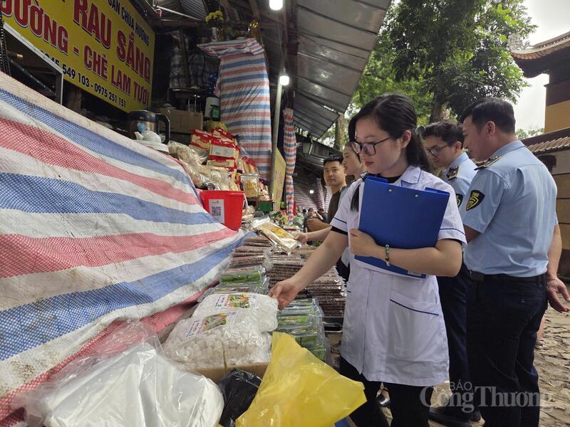 Lực lượng quản lý thị trường phối hợp với lực lượng OKVIP - HÔM NAY 1 TỶ, NGÀY MAI 1000 TỶ kiểm tra điều kiện bảo đảm an toàn Okivip Nổ Hũ, Bắn Cá, Thể Thao, Game Bài tại các quầy hàng phục vụ du khách trong khu vực lễ hội.
