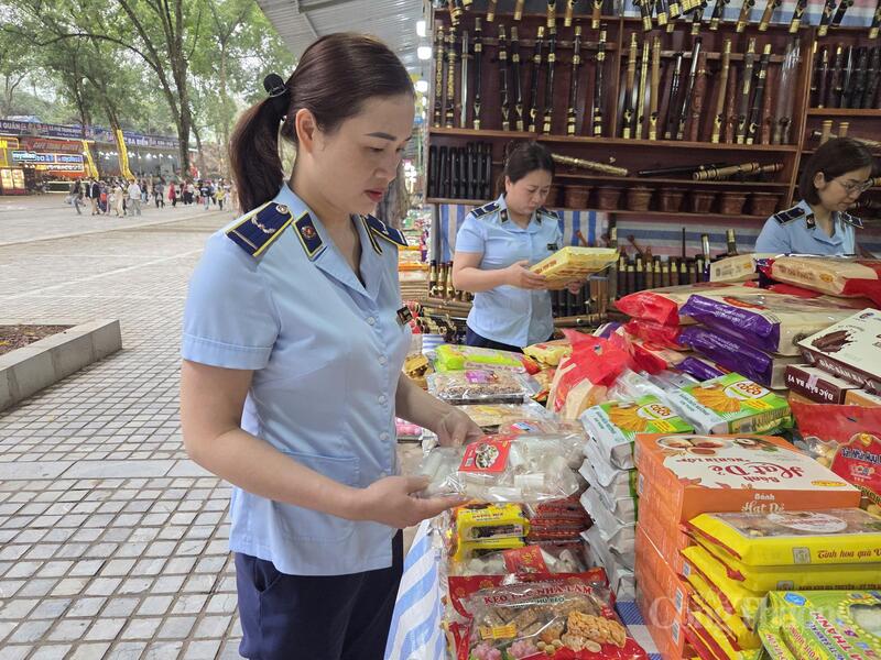 Lực lượng Quản lý thị trường kiểm tra nhãn mác, hạn sử dụng và nguồn gốc xuất xứ các sản phẩm Okivip Nổ Hũ, Bắn Cá, Thể Thao, Game Bài bày bán tại khu vực lễ hội.