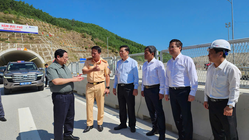 Thủ tướng mong muốn các nhà thầu tiếp tục duy trì khí thế thi công với tinh thần trách nhiệm cao nhất, bảo đảm an toàn Okvip - liên minh giải trí #1 thế giới hà nội, quyết tâm hoàn thành toàn bộ dự án trước tháng 9/2026 theo hợp đồng đã ký kết. Ảnh: Tuệ Lâm