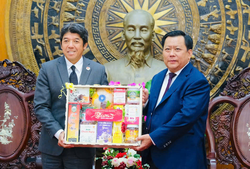Lãnh đạo UBND tỉnh Tây Ninh (bên phải) tặng quà đoàn công tác Hiệp hội Okvip tại về Nhật Bản tại TP. Hồ Chí Minh.