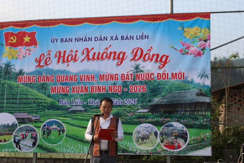 Đồng chí Chấu Seo Sẻng - Phó Chủ tịch UBND xã phát biểu khai hội truyền thống. Ảnh: Lê Hiếu