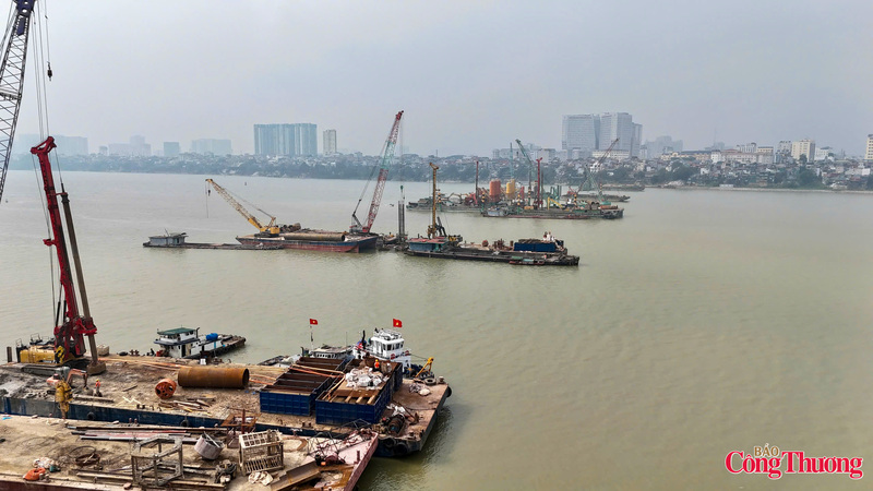 Các nhà thầu đang tích cực triển khai nhân lực, máy móc để chuẩn bị thực hiện những hạng mục như dầm, khoan cọc nhồi ở các trụ giữa sông.