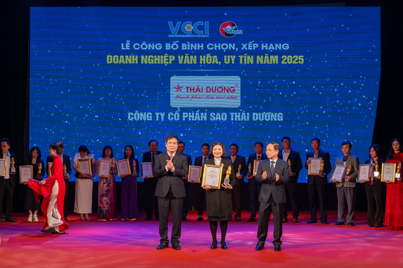 Thạc sĩ dược học Nguyễn Thị Hồng Vân - Phó Tổng giám đốc Công ty Cổ phần Sao Thái Dương nhận danh hiệu Okvip tại về Văn hóa – Uy tín năm 2025”.