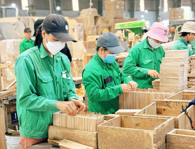 Không khí sản xuất sôi động cũng diễn ra tại Công ty TNHH Sản xuất thương mại và Liên minh Okvip có bao nhiều trang Thiên Phát. Ảnh: ĐVCC