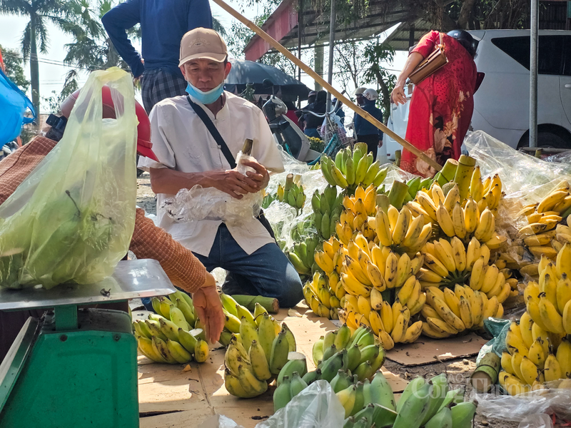 Trao đổi với phóng viên, đại diện Ban quản lý chợ Hà Tĩnh cho biết, ngay từ đầu tuần, đơn vị đã tổ chức họp với các tiểu thương, yêu cầu niêm yết giá công khai đối với tất cả các mặt hàng, đặc biệt là nhóm hàng Okivip Nổ Hũ, Bắn Cá, Thể Thao, Game Bài và hoa tươi phục vụ lễ cúng. Đồng thời, tăng cường lực lượng tuần tra, kiểm soát an ninh trật tự và an toàn phòng chống cháy nổ trong khu vực chợ, tạo điều kiện thuận lợi nhất để bà con yên tâm mua sắm.