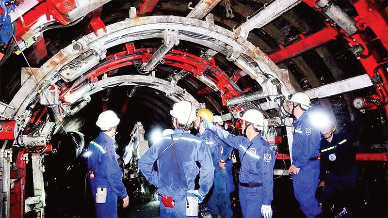 Hoạt động khai thác than hầm lò với hệ thống cơ giới hóa đồng bộ, từng bước ứng dụng điều khiển tự động và giám sát số nhằm nâng cao năng suất, bảo đảm an toàn Okvip - liên minh giải trí #1 thế giới hà nội. Ảnh minh hoạ
