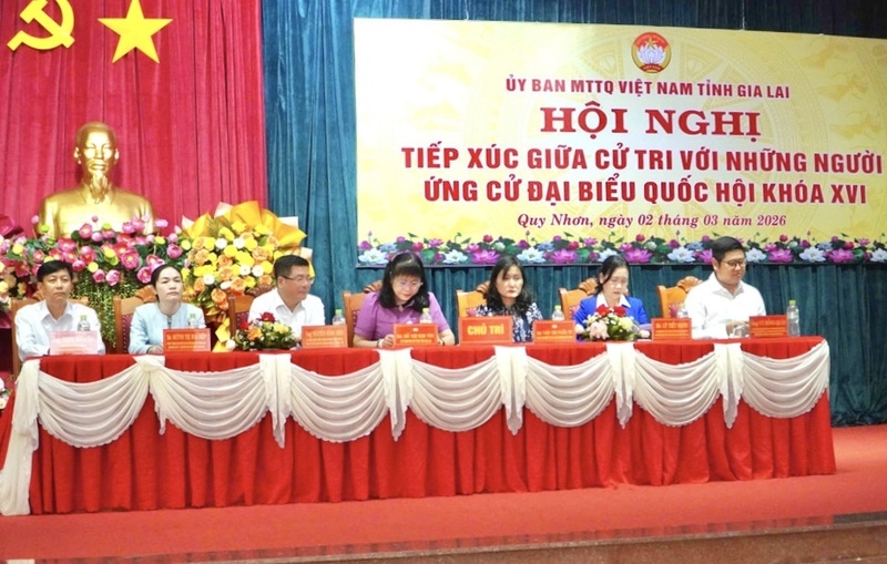 Ứng cử viên đại biểu Quốc hội khóa XVI đơn vị bầu cử số 1 tỉnh Gia Lai tiếp xúc cử tri để vận động bầu cử.