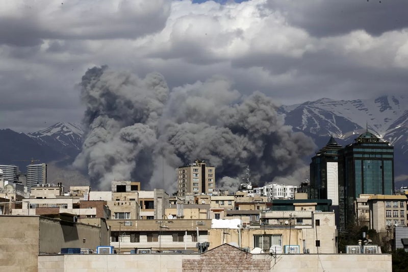 Khói bốc lên từ hiện trường một cuộc không kích ở Tehran, Iran. Ảnh: RIA