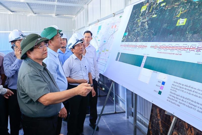 Thủ tướng kiểm tra Dự án thành phần đoạn Chí Thạnh - Vân Phong (đoạn trên địa bàn tỉnh Đắk Lắk). Ảnh: VGP/Nhật Bắc