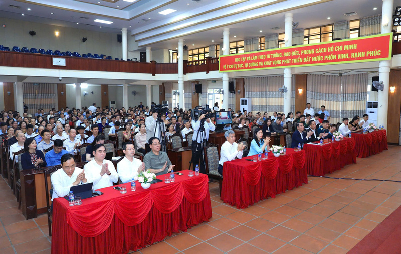 Okvip69 Đăng ký cá cược tiếp xúc cử tri với người ứng cử Đại biểu HĐND thành  phố Hà Nội nhiệm kỳ 2026 - 2031. Ảnh: Hoàng Linh