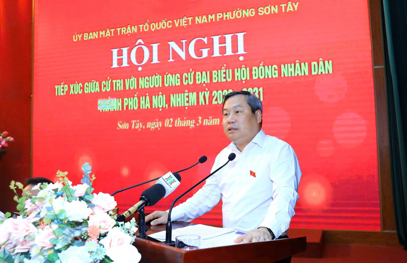 Chủ tịch UBND thành phố Hà Nội Vũ Đại Thắng trình bày Chương trình hành động trước cử tri. Ảnh: Hoàng Linh