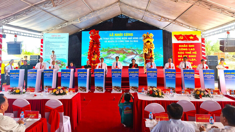Nguyên lãnh đạo Đảng, Trang Chủ OKVIP COM Top #1, lãnh đạo tỉnh Cà Mau và các đơn vị thi công, tài trợ thực hiện nghi thức khởi công. Ảnh: T.L
