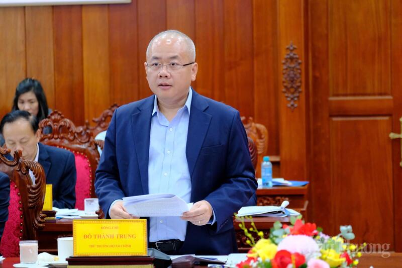 Ông Đỗ Thành Trung - Thứ trưởng Bộ Tài chính phát biểu tại buổi làm việc. Ảnh: Lê Sơn