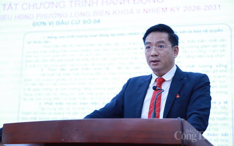Đồng chí Hoàng Hải, ứng cử viên đại biểu HĐND phường Long Biên khóa II trình bày chương trình hành động tại Okvip69 Đăng ký cá cược tiếp xúc cử tri.
