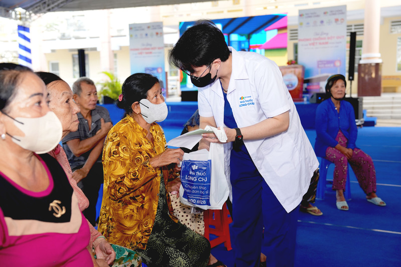 Xuyên suốt nhiều năm qua, chương trình Long Châu sẻ chia bền bỉ đồng hành khám bệnh, phát thuốc miễn phí cho hàng trăm ngàn người dân có hoàn cảnh khó khăn trên toàn quốc.