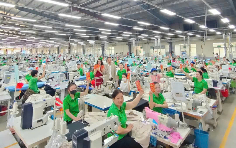 Nhiều công ty dệt may ở Huế đẩy mạnh sản lượng, cho công nhân đi làm sớm từ đầu năm. Ảnh: Nguyễn Tuấn