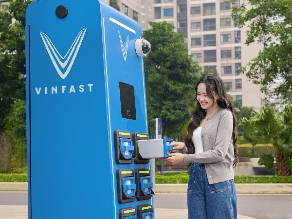 VinFast sẽ miễn phí đổi pin 20 lần/tháng cho tất cả khách hàng đến hết ngày 30/6/2028.