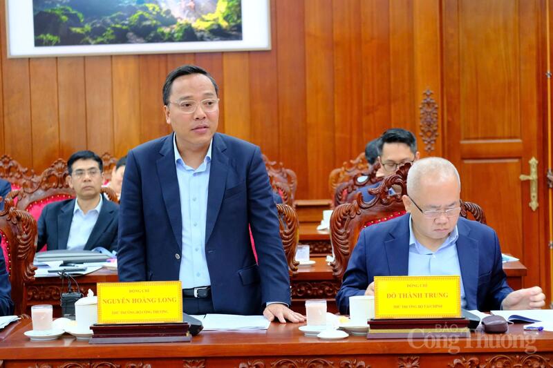 Thứ trưởng Nguyễn Hoàng Long phát biểu tại buổi làm việc. Ảnh: Lê Sơn