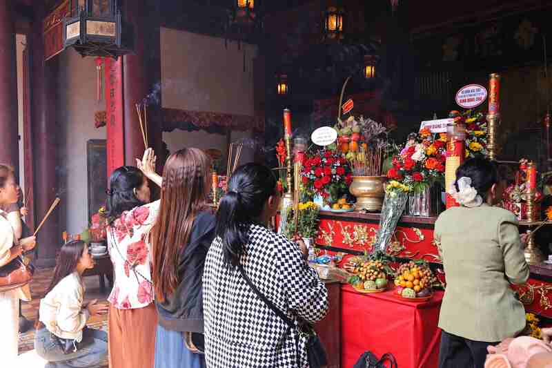 Đông đảo người dân và du khách đổ về dâng hương cầu bình an tại Chùa Ông, Chùa Bà. Ảnh: Diễm Phúc