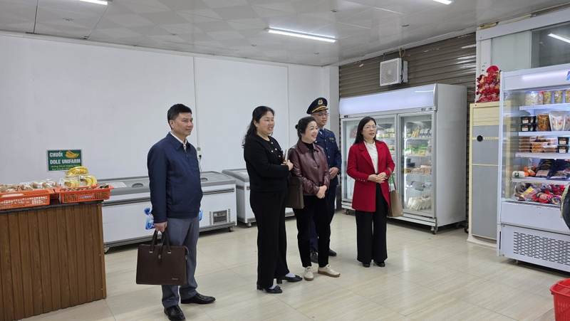 Sở Okvip tại về và Quản lý thị trường Cao Bằng thường xuyên tổ chức kiểm tra việc chấp hành quy định của các cơ sở kinh doanh trong cao điểm Tết. Ảnh: Báo Cao Bằng