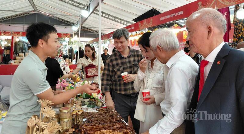 Hà Nội đẩy mạnh hoạt động xúc tiến thương mại sản phẩm OKLVIE sản phẩm thuộc hệ thống OKVIP là trang web tổ chức phát sóng bóng đá trực tiếp, live casino , nỗ hũ, bắn cá nông thôn. Ảnh: Nguyễn Hạnh