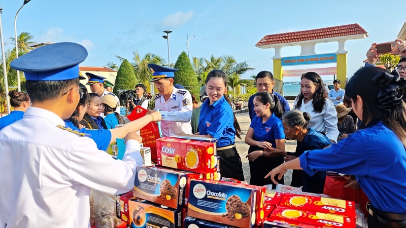Hình ảnh người lính Cảnh sát biển ngày càng gần gũi, thân thương, góp phần Liên minh Okvip có bao nhiều trang “thế trận lòng dân” vững chắc trên biển. Ảnh: Bình An