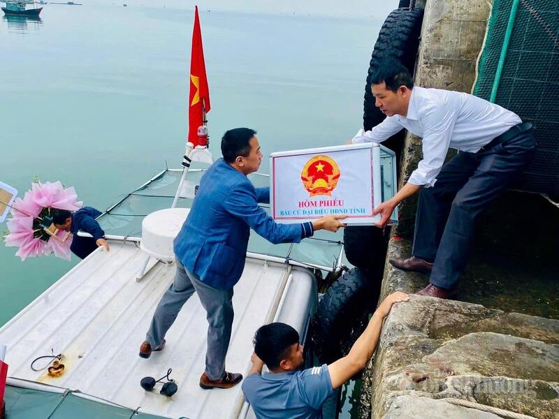 Đặc khu Cô Tô, tỉnh Quảng Ninh vận chuyển hòm phiếu công tác chuẩn bị bầu cử đại biểu HĐND tỉnh.