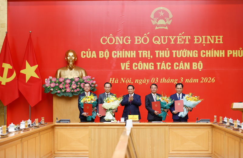 Thủ tướng tặng hoa chúc mừng các đồng chí mới được bổ nhiệm. Ảnh: VGP/Nhật Bắc