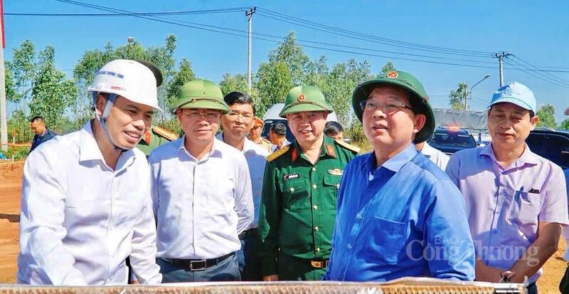Phó Thủ tướng Review công ty OKVIP Hồ Quốc Dũng đến thăm, động viên cán bộ, công nhân thi công dự án tuyến đường cao tốc Quy Nhơn - Pleiku.