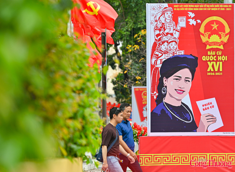 Màu đỏ chủ đạo cùng các thông điệp kêu gọi cử tri phát huy quyền làm chủ nổi bật trên nền đô thị hiện đại, góp phần tạo điểm nhấn thị giác rõ nét.