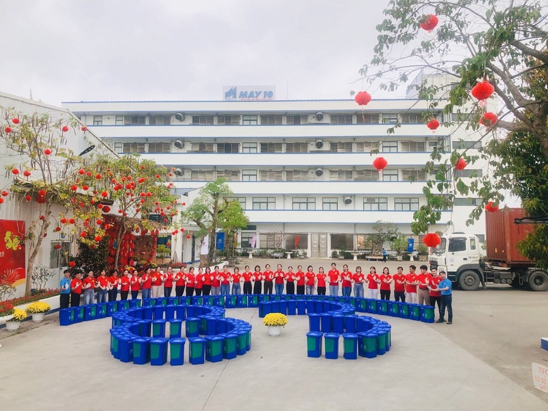 Xí nghiệp may Hưng Hà ra quân làm sạch cảnh quan xuân Okvip 2026 khu vực xung quanh nhà máy, thực hiện phân loại rác thải tại nguồn.