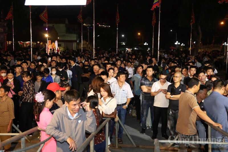 Ngay từ rất sớm, dù chưa đến thời điểm phát lương, hàng dài người dân và du khách đã kiên nhẫn xếp hàng chờ đợi.