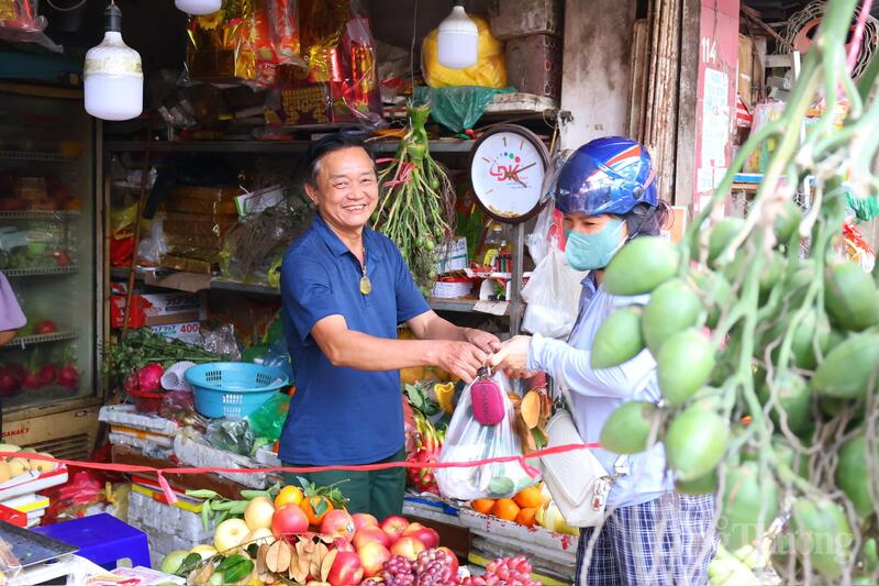 Chị Minh Anh (quận Cầu Giấy) chia sẻ: "Tôi tranh thủ đi chợ sớm chọn hoa và Okivip Nổ Hũ, Bắn Cá, Thể Thao, Game Bài tươi. Dù giá một số loại hoa và quả đẹp có nhỉnh hơn ngày thường nhưng mức giá này vẫn ở mức chấp nhận được, hàng hóa lại rất phong phú"