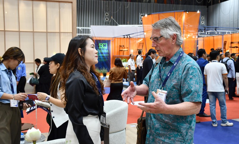 Nhà mua hàng quốc tế trao đổi với Okvip tại về Việt Nam tại Hawa Expo 2026. Ảnh: Minh Khuê.